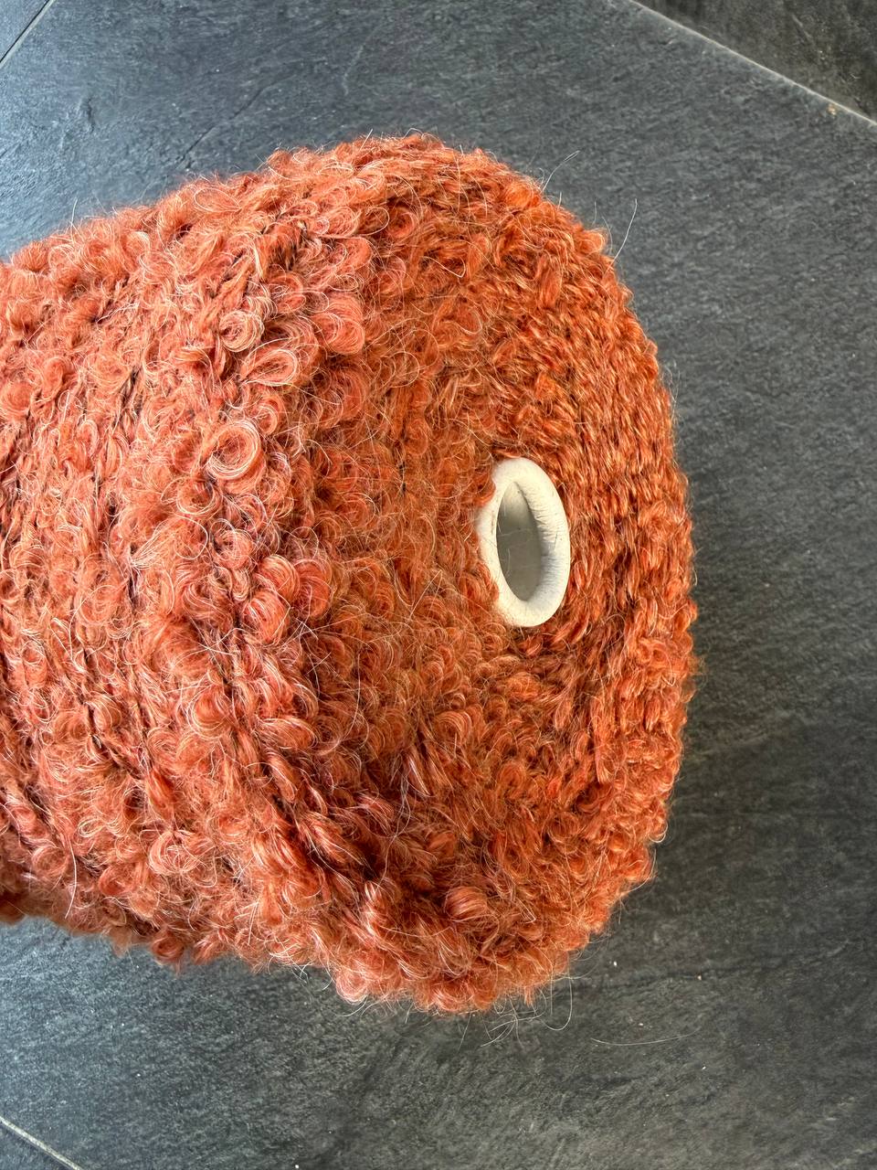 Bouclé — 25% Merino, 25% kid mohēra, 50% PA, 120 m / 100 g