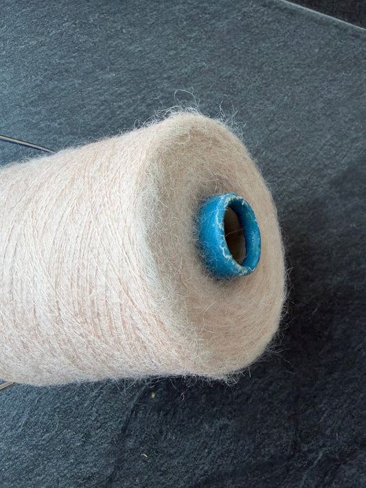 Virginia — 30% KidMohair, 30% PA, 30% PC yarn, 900m/100g